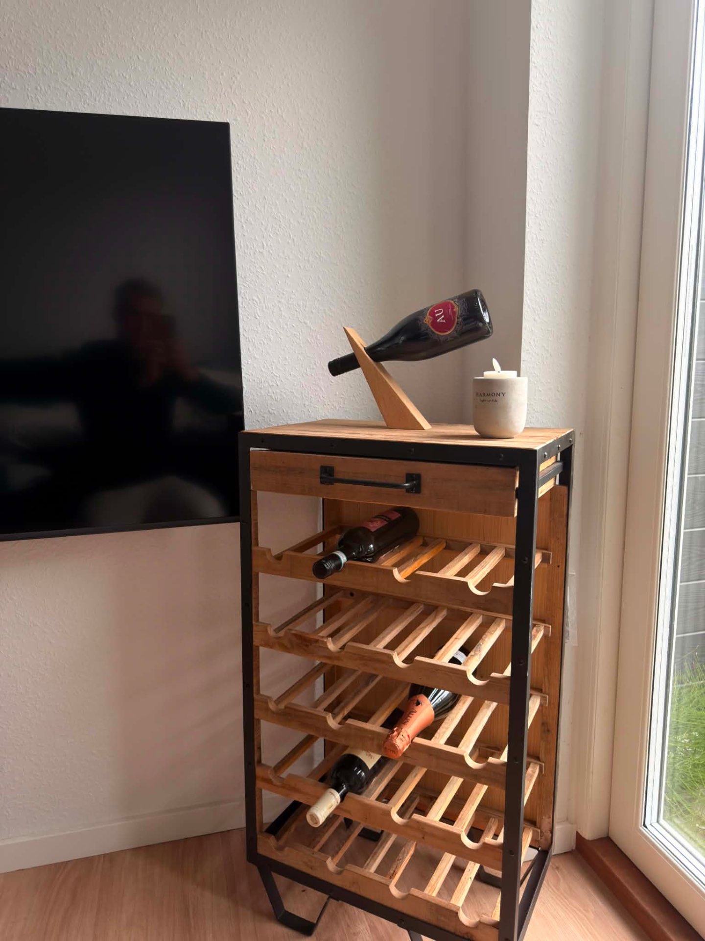 Retro vinreol i lys stue ved vindue